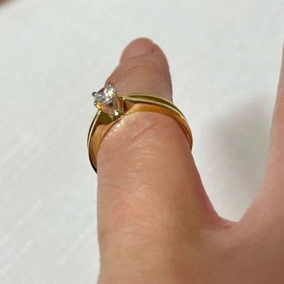 18k Gold Solitaire Diamond Ring. Diamond is .25ct S1 G; 3.5 grams. Size 4.5 - Picture 6 of 16